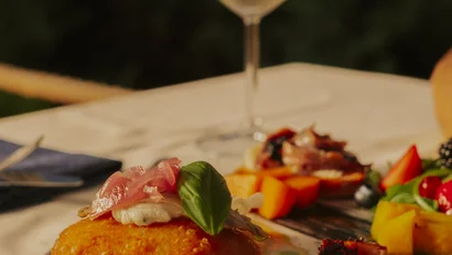 Piatto gourmet con cibo raffinato e bicchiere di vino bianco