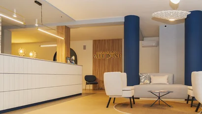 Reception moderna dell'hotel Tuscany Alle Dune con sedie e divano chiari